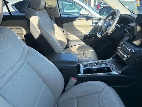 Used 2020 Ford Explorer Platinum w/ Premium Technology Package AWD/4WD image 2