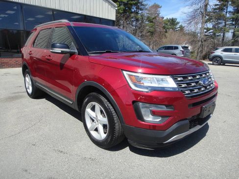 Used 2017 Ford Explorer XLT image 3