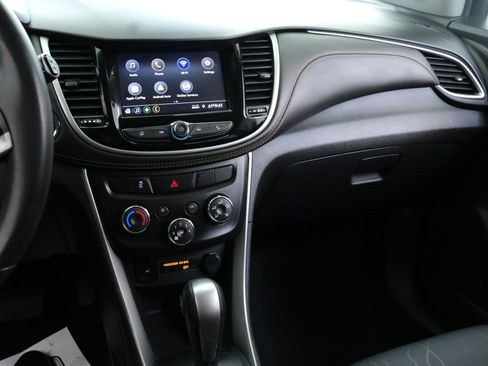 Used 2022 Chevrolet Trax LT w/ LT Convenience Package image 18