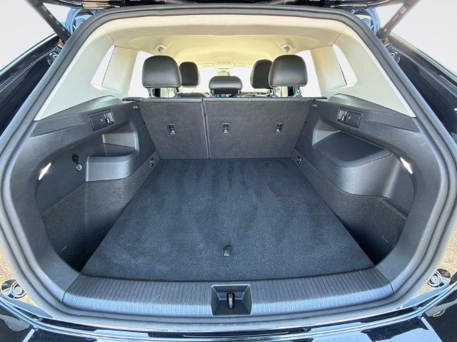 Used 2025 Volkswagen Tiguan SE AWD/4WD image 13