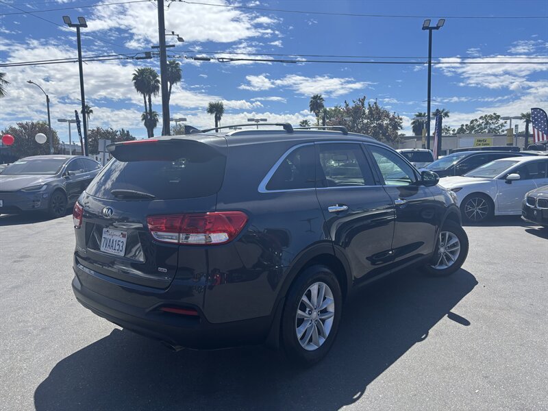 Used 2017 Kia Sorento FWD image 5
