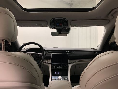 Used 2022 Jeep Grand Cherokee Overland AWD/4WD image 23