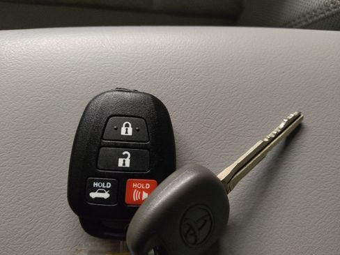 Used 2015 Toyota Camry LE FWD image 32