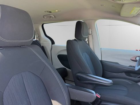 Used 2023 Chrysler Voyager LX FWD image 13