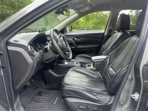 Used 2019 Nissan Rogue SV w/ Premium Package FWD image 3