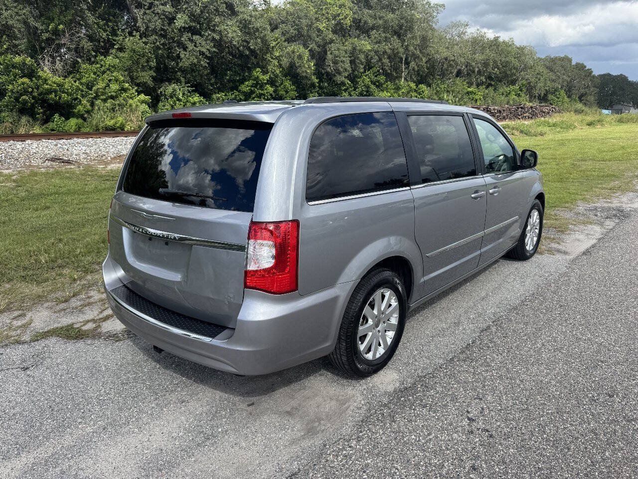 Used 2014 Chrysler Town & Country Touring FWD image 3