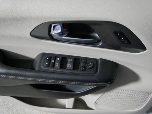 Used 2023 Chrysler Pacifica Touring-L image 19