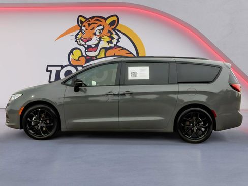 Used 2025 Chrysler Pacifica Limited FWD image 8