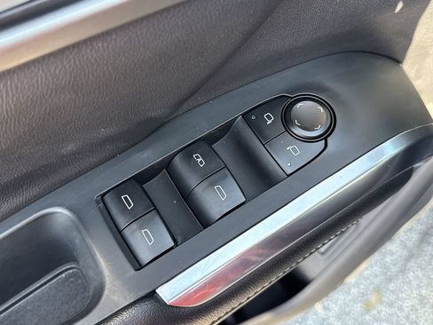 Used 2025 Chevrolet Traverse LT FWD image 16