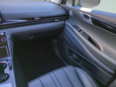 Certified 2025 Genesis GV80 2.5T Standard AWD/4WD image 14