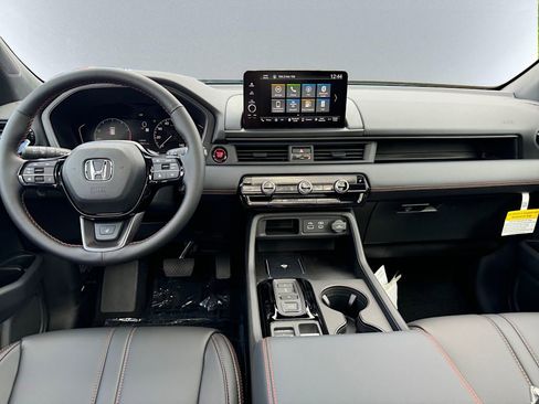 Used 2025 Honda Pilot TrailSport image 17