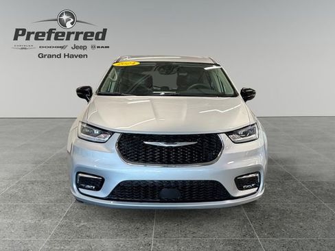 Used 2024 Chrysler Pacifica Touring-L FWD image 10