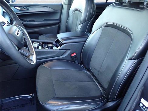 Used 2023 Jeep Grand Cherokee Altitude AWD/4WD image 13