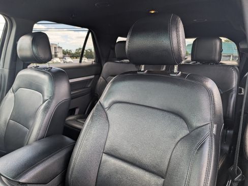 Used 2017 Ford Explorer XLT w/ Equipment Group 202A AWD/4WD image 15