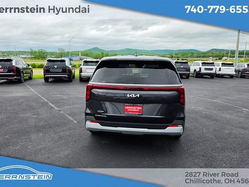 Used 2025 Kia Carnival FWD image 30