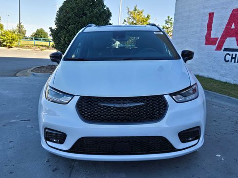 New 2026 Chrysler Pacifica Limited w/ Uconnect Theater Family Group image 2