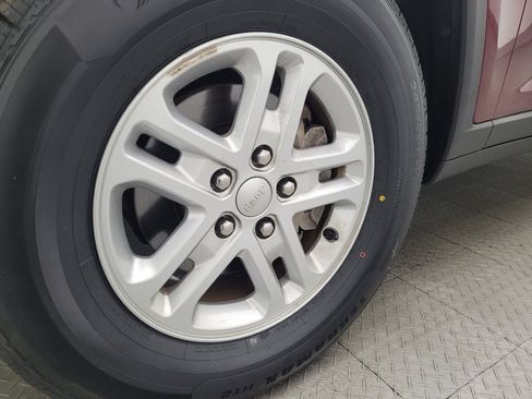 Used 2023 Jeep Grand Cherokee Laredo image 31