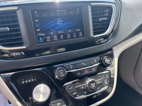 Used 2020 Chrysler Pacifica Touring-L FWD image 17