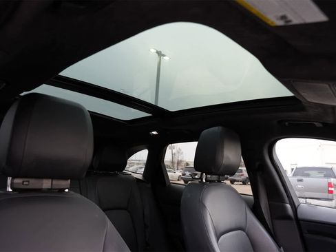 Used 2020 Jaguar F-PACE Premium image 24