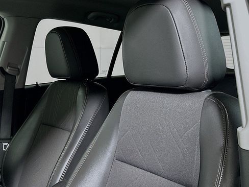 Used 2022 Chevrolet Trax LT w/ LT Convenience Package image 19