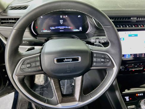 Used 2023 Jeep Grand Cherokee L Limited w/ Luxury Tech Group II AWD/4WD image 11