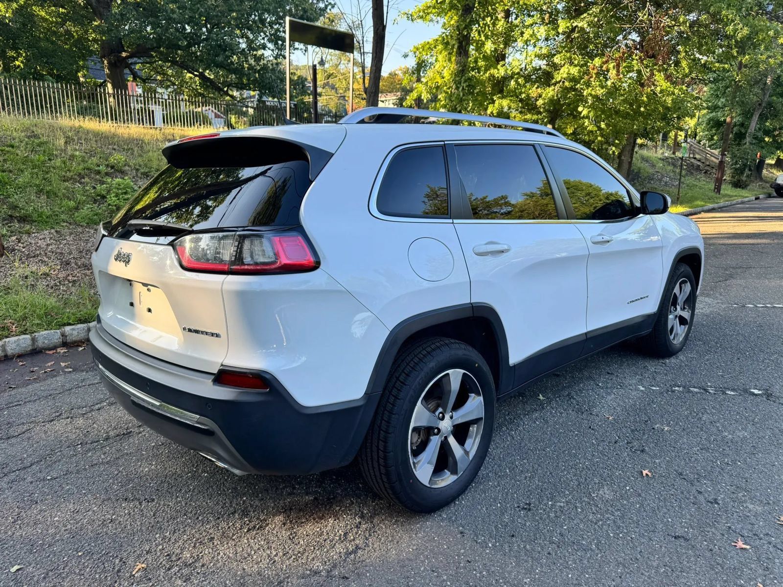 Used 2019 Jeep Cherokee Limited AWD/4WD image 4