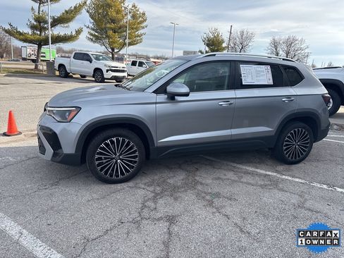 Used 2025 Volkswagen Taos SE image 15