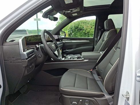 Used 2026 Cadillac Escalade Luxury w/ Touring Package AWD/4WD image 14