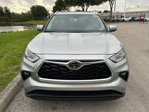 Used 2024 Toyota Highlander Limited FWD image 9