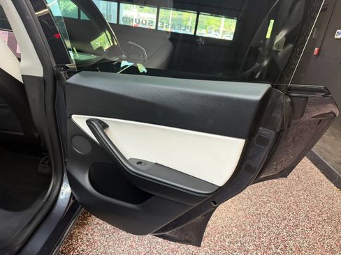 Used 2021 Tesla Model Y Long Range AWD/4WD image 31