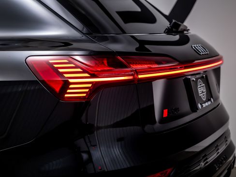 Used 2024 Audi Q8 e-tron Prestige image 12