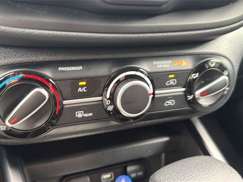 Used 2025 Kia Soul LX w/ LX Technology Package FWD image 18