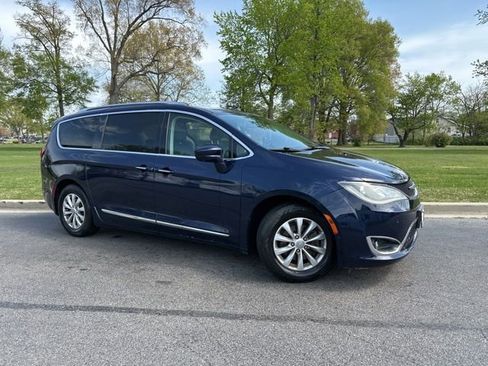 Used 2019 Chrysler Pacifica Touring-L w/ Advanced Safetytec Group image 2
