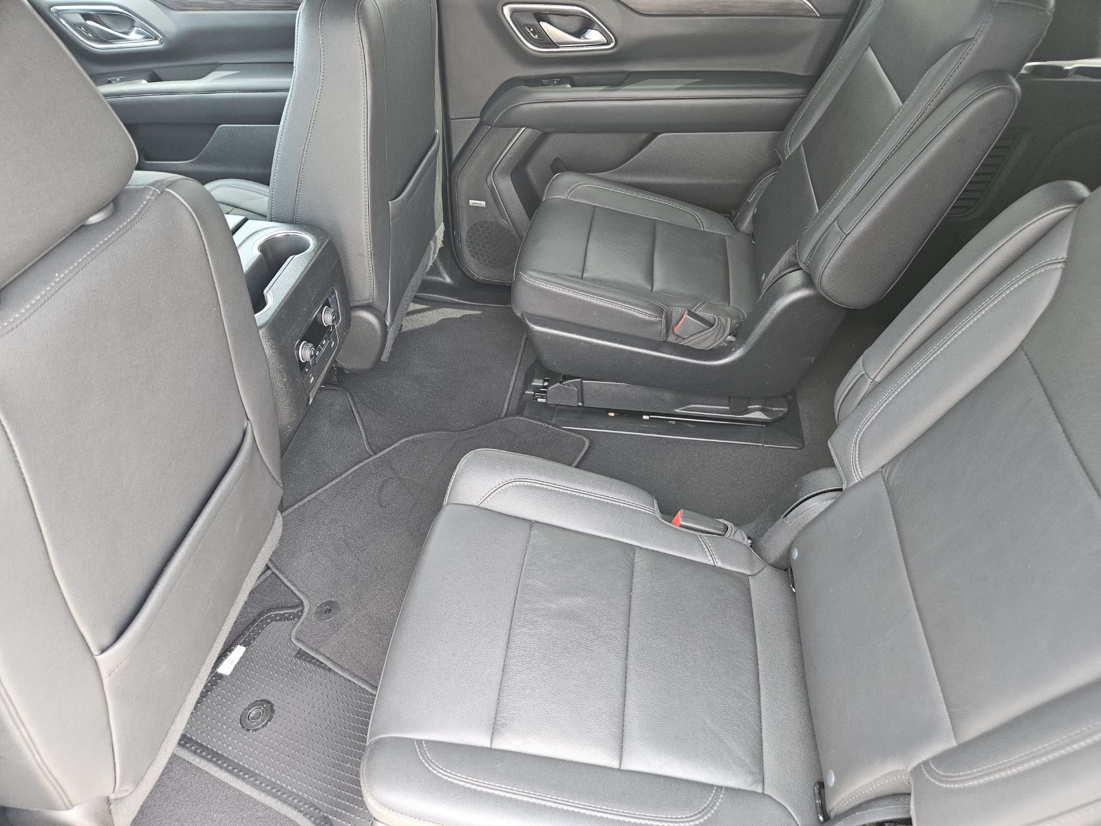 Certified 2022 Chevrolet Suburban Z71 w/ Luxury Package AWD/4WD image 30