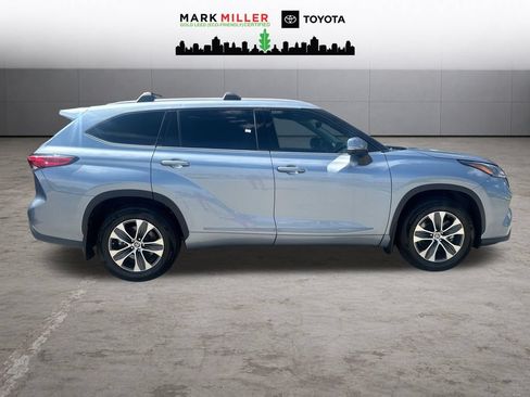 Used 2022 Toyota Highlander XLE AWD/4WD image 7