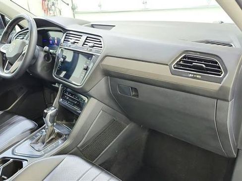 Used 2024 Volkswagen Tiguan SE FWD image 24