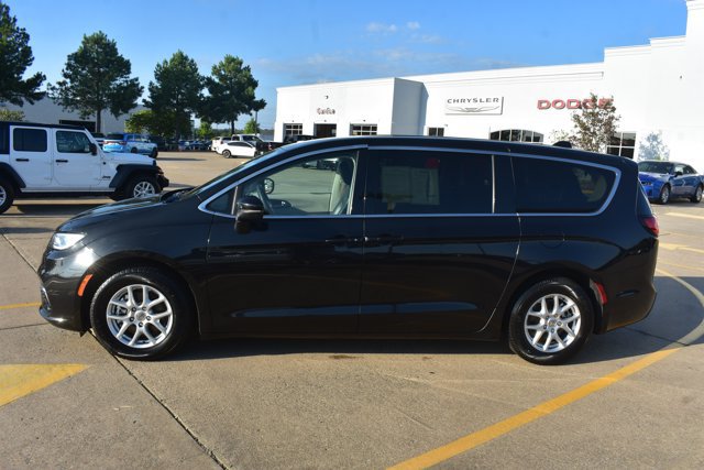 Used 2023 Chrysler Pacifica Touring-L FWD image 9