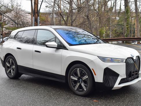 Used 2022 BMW iX xDrive50 w/ Premium Package image 12