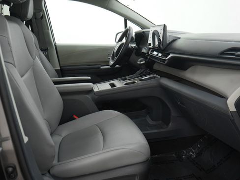 Used 2024 Toyota Sienna XLE image 14