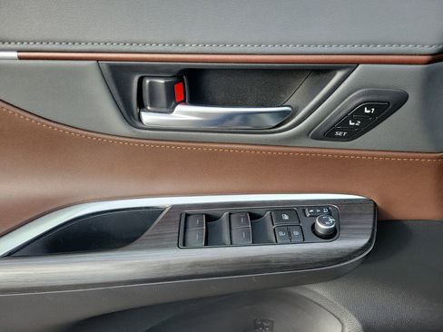 Used 2021 Toyota Venza XLE w/ Softex Package image 24