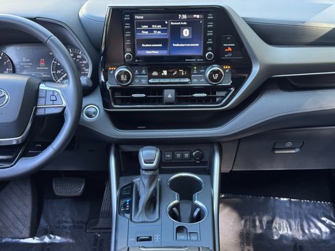 Used 2021 Toyota Highlander XLE FWD image 21