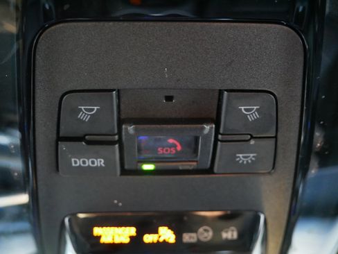 Used 2024 Toyota Venza XLE image 39