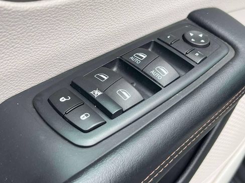 Used 2017 Chrysler Pacifica Touring-L FWD image 18