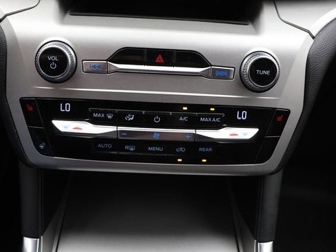 Used 2021 Ford Explorer XLT w/ Equipment Group 202A image 22