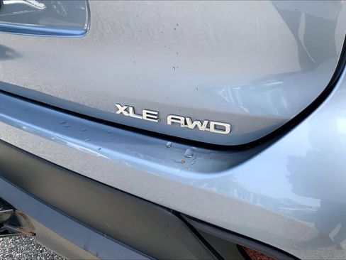 Used 2021 Toyota Highlander XLE AWD/4WD image 31