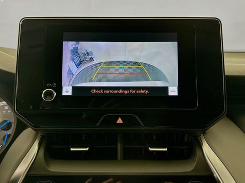 Used 2023 Toyota Venza LE image 13