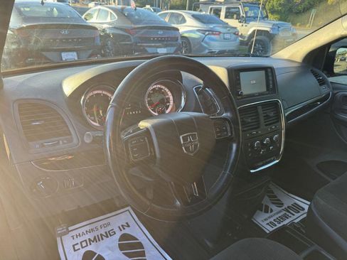 Used 2017 Dodge Grand Caravan SE image 15
