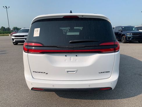 Used 2025 Chrysler Pacifica Limited FWD image 6