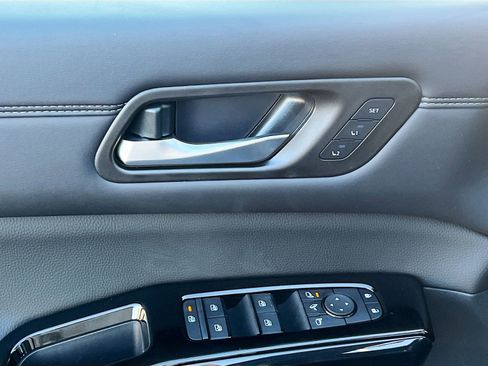 New 2026 Nissan Pathfinder Platinum image 17