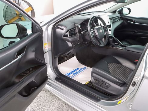Used 2022 Toyota Camry SE FWD image 3